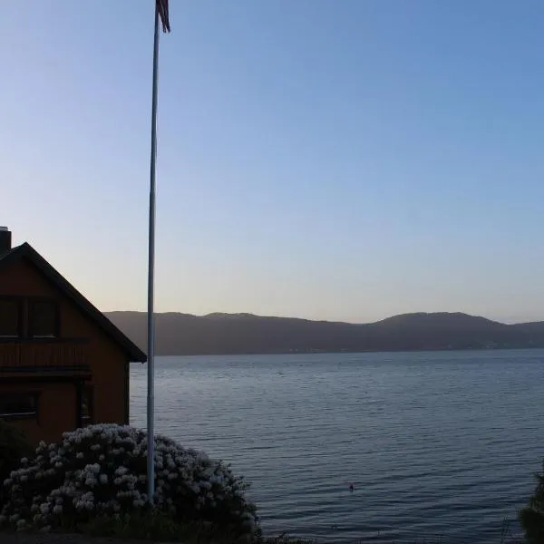 Hjelvikhytta - flott beliggenhet ved sjøen, hotel v mestu Molde