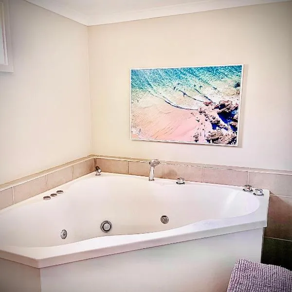 Churchill's B&B twin spa getaway Studio, hotel din Caves Beach