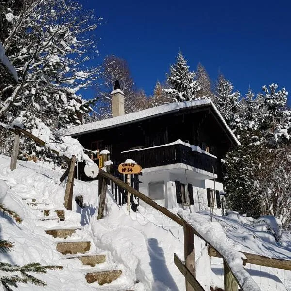 Charming chalet with panoramic view and private parking in Gruyère, hotell i Gruyères