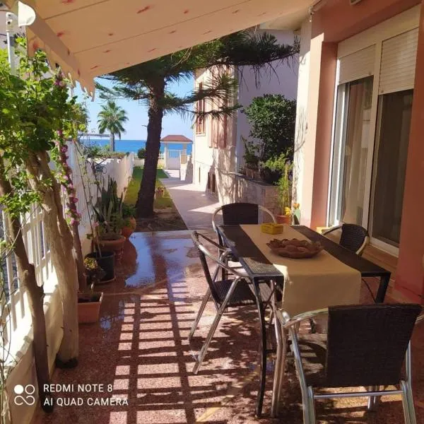 LUXURY APARTMENTS in front of the sea, hotel sa Vráchos