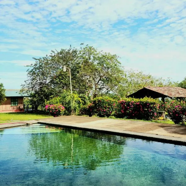 Los Gallitos Eco Lodge, hotel v destinácii Carmen