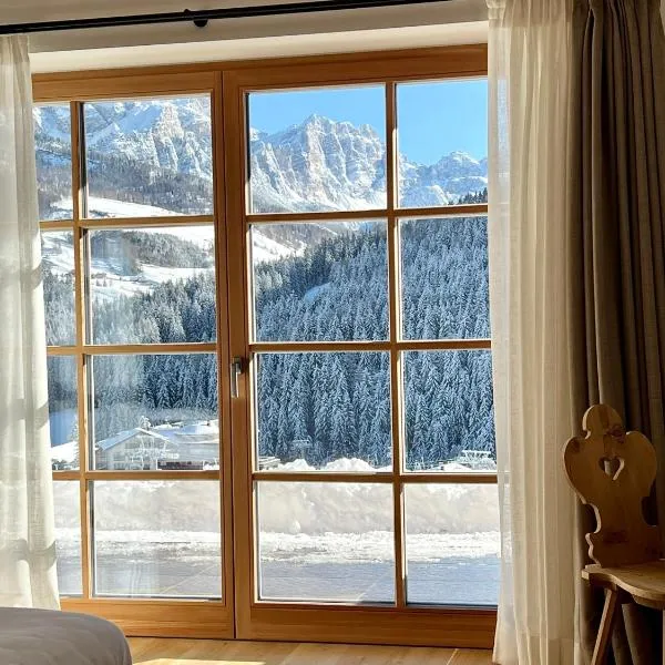 Surrounded by green - Luxury Chalet at the foot of the Dolomites, hotel v destinácii Cortina dʼAmpezzo