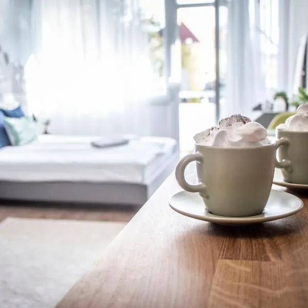 LouLou's Central Apartment with cosy balcony, hotel v mestu Esztergom