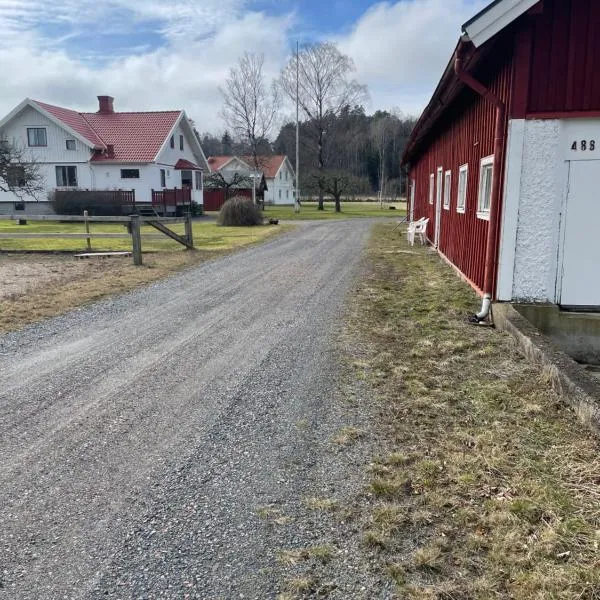 Persgård lägenhet övervåning, hotel en Varla