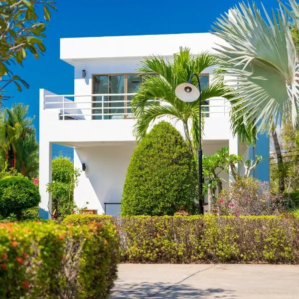 Le Corbusier Style Villa In Green Neighbourhood with Pool, hotel en Mae Pim