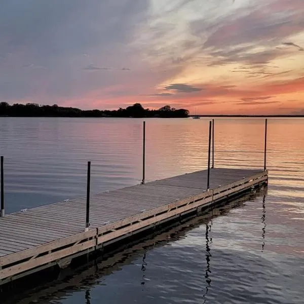 Tranquil Cottage Retreat in Prince Edward County, хотел в Белвил