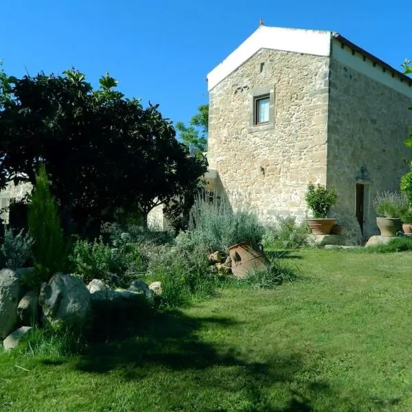 Villa Venetico stone retreat with garden, hótel í Plátanos