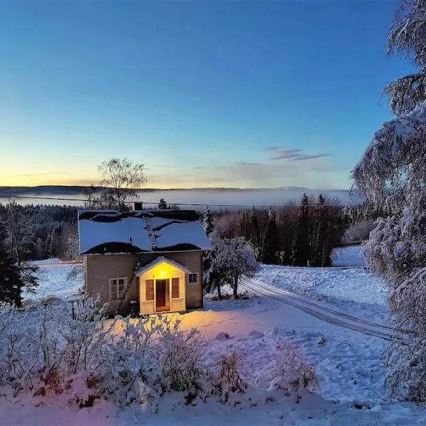 Mysigt hus med utsikt över fjäll och älv., hotel in Järpen