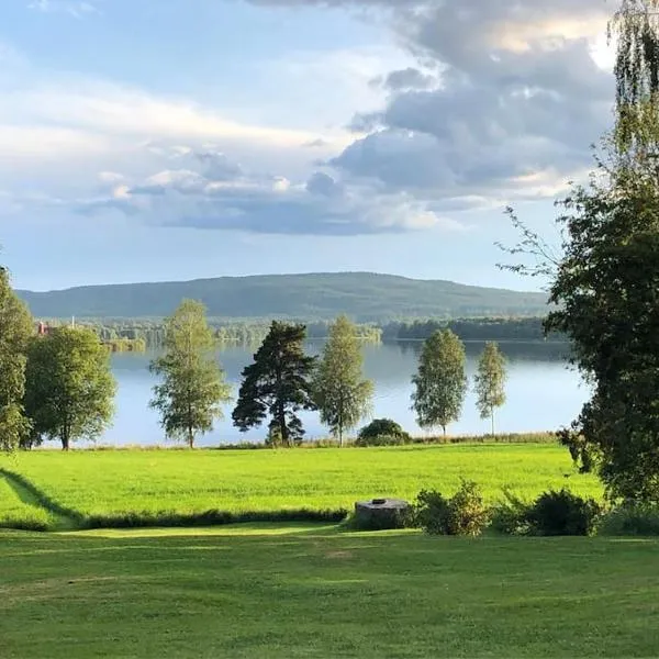 Idyllic Dalarna farmhouse at the lake, хотел в Лександ