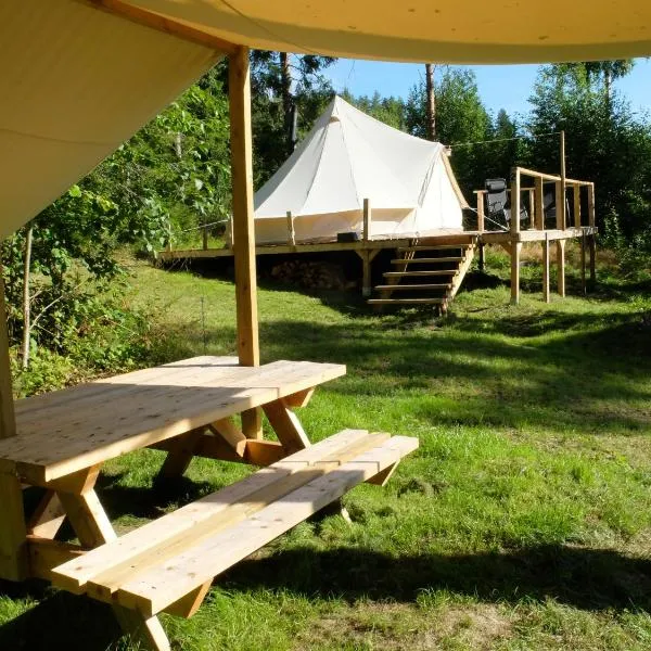 Glamping tent in a forest, lake view, hotel di Bjuråker