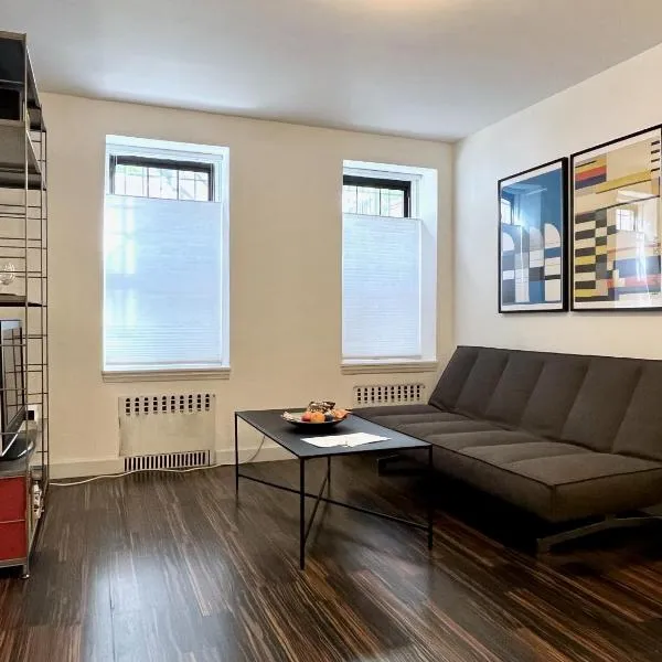 Close to all! 2-room suite in a 1-family townhouse, hotel em Brooklyn