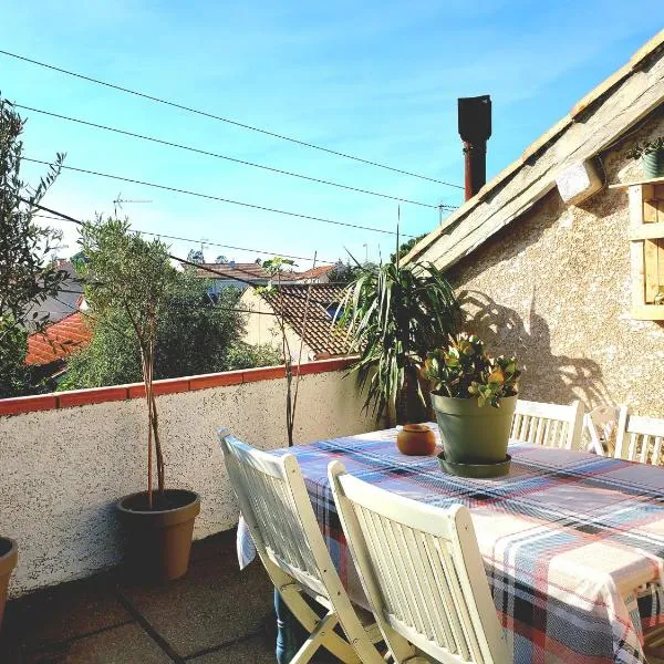 Le Grenier, Climatisation Terrasse Wi-Fi Netflix 15 mn coeur de ville, hótel í Béziers