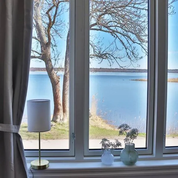 Captivating Harbor View Suite, hotel in Öregrund