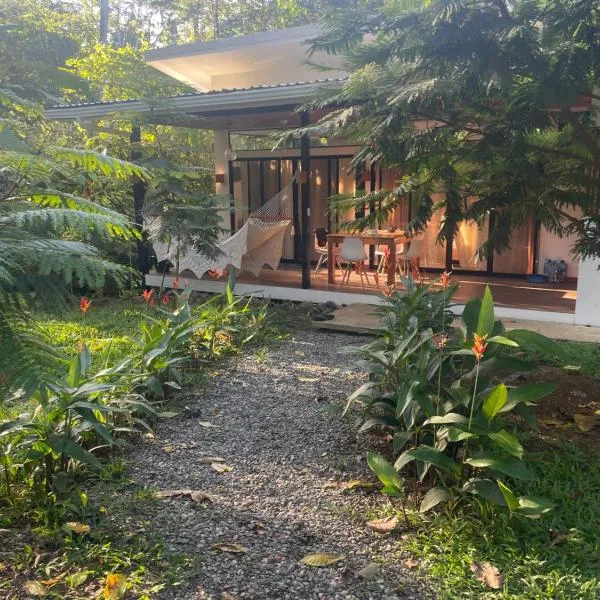 Caribbean Irie - charming, luxurious bungalow in nature with AC & fiber optic wifi, hotell sihtkohas Puerto Viejo