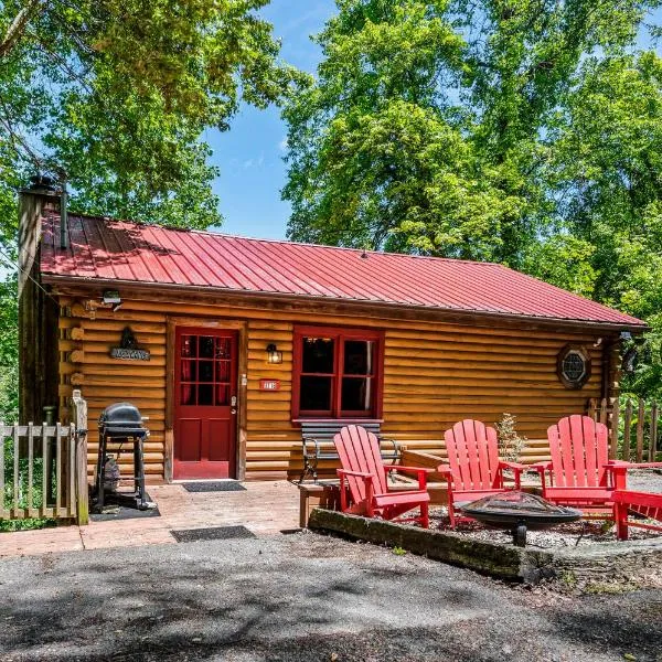 Romantic log cabin with hot tub, hotel en Pigeon Forge