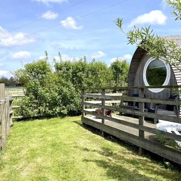 Armadilla 3 at Lee Wick Farm Cottages & Glamping: Clacton-on-Sea şehrinde bir otel