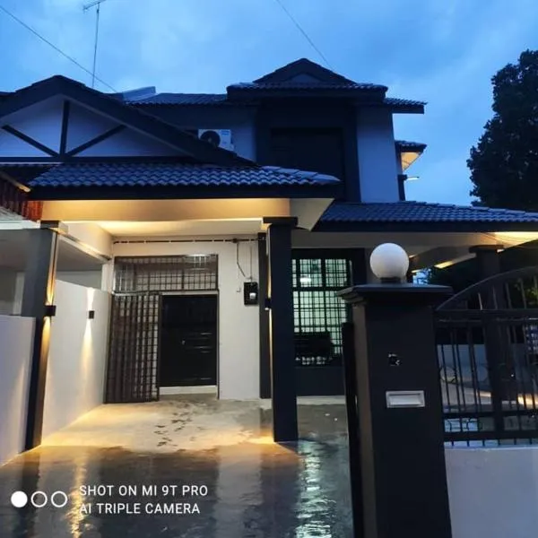 NEW 55 Homestay Corner Lot Spacious House in Bukit Bakri Muar、ムアルのホテル