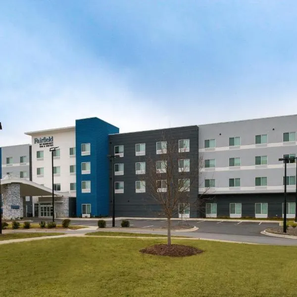 Fairfield Inn & Suites by Marriott Charlotte University Research Park, מלון בשארלוט