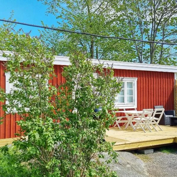 4 person holiday home in GRISSLEHAMN, hótel í Grisslehamn