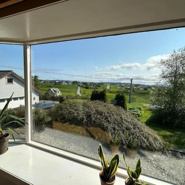 Lovely Countryside House With Great View And Location - 4min from Haugesund Airport, hotel v destinácii Haugesund