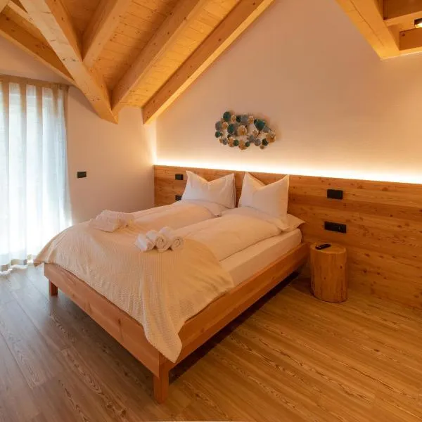 Brenta Rosso - Charme Apartments, hotel di Molveno