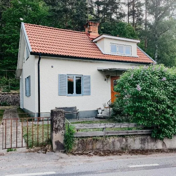 Charming house with wood stove near lake, hótel í Lillarp