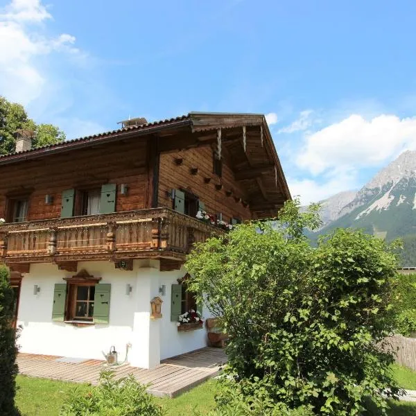 Detached holiday home in Ellmau near the ski lift, hotel em Ellmau