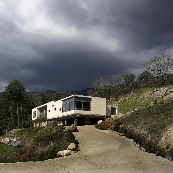 Hotel La Canela, hótel í Navaluenga