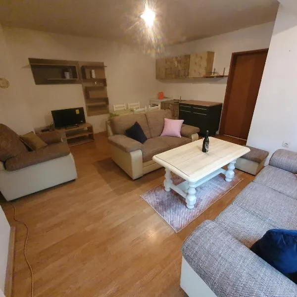 Apartment Monika, viešbutis mieste Uzarići