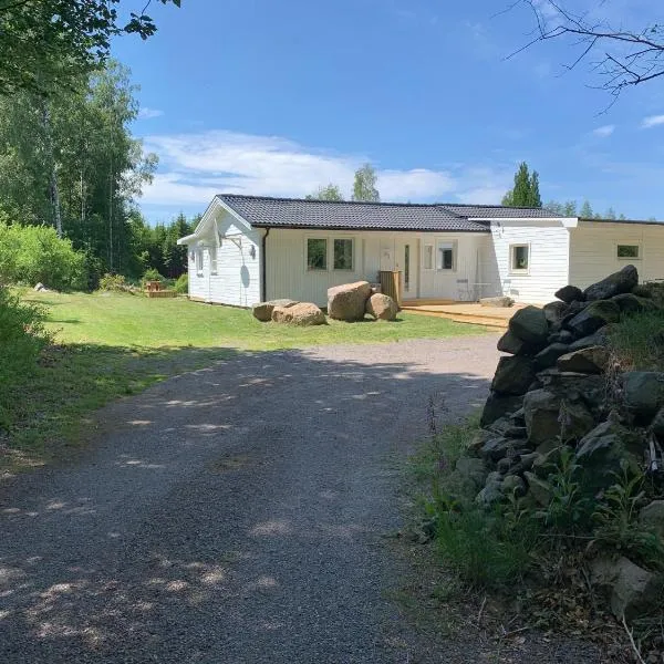 Großzuegiges Haus im Wald, hotel in Vånga