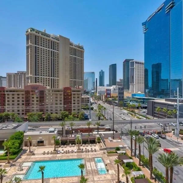 Stunning Balcony Strip View MGM Signature * Free Valet, hotel i Las Vegas