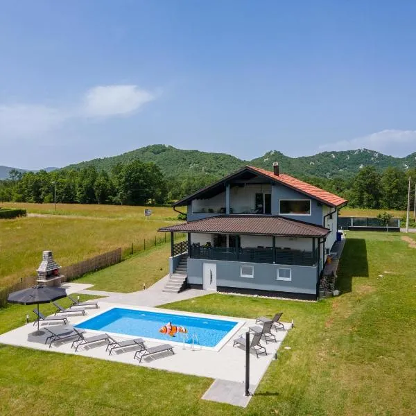 Plum house - villa with pool, hotel sa Gospić