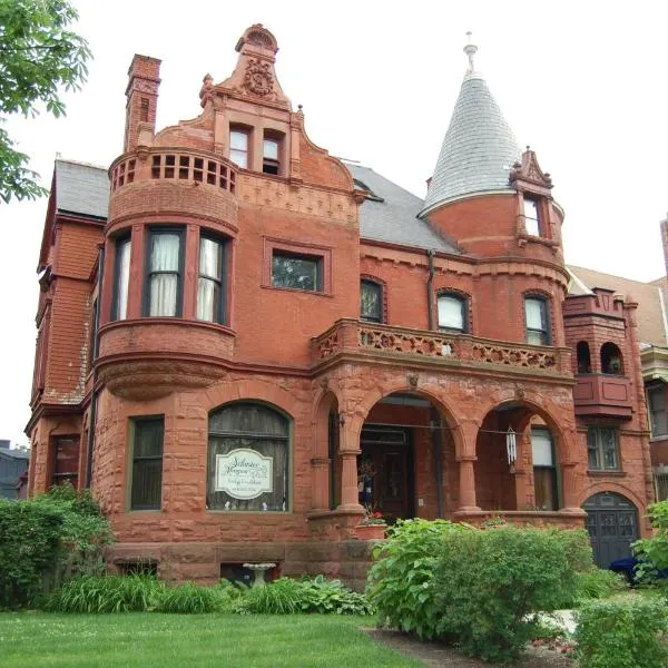 Schuster Mansion Bed & Breakfast, hotel en Milwaukee