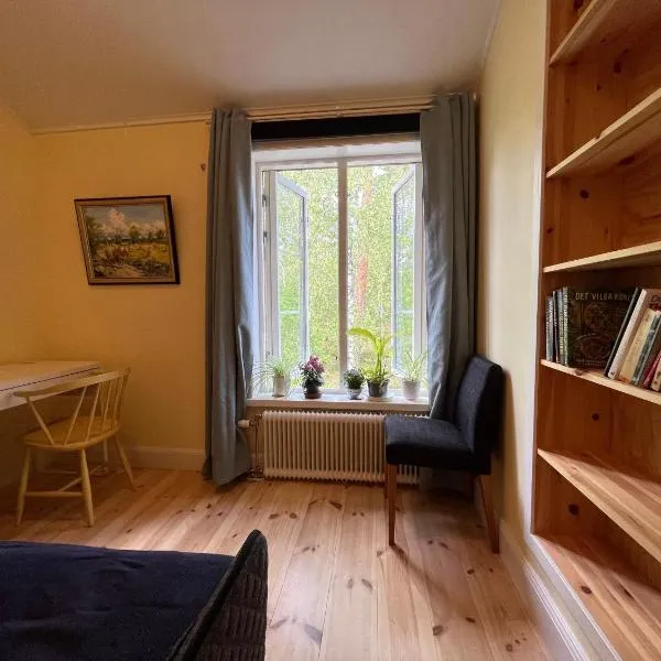 Bed&Breakfast in nature 12 min from city free bikes, Hotel in Sundbyberg