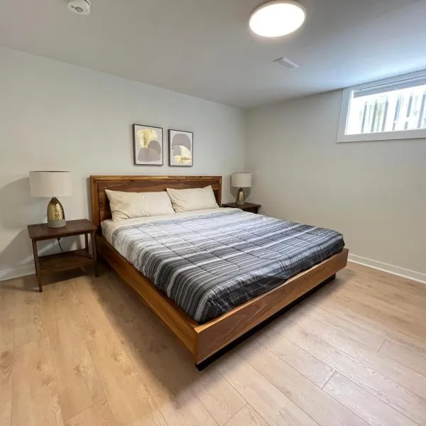 Letitia Heights !A Spacious and Quiet Private Bedroom with Shared Bathroom, hotel i Barrie