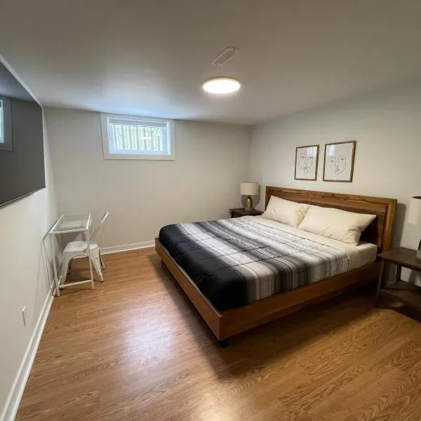 Letitia Heights !B Spacious and Quiet Private Bedroom with Shared Bathroom, hotel i Barrie