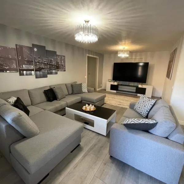 Central Apartment with 3 bedrooms, viešbutis mieste Noršiopingas