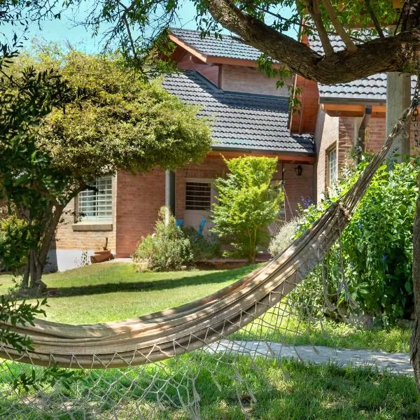 Casa Arboles De Tala con parque amplio, hotel a Villa General Belgrano