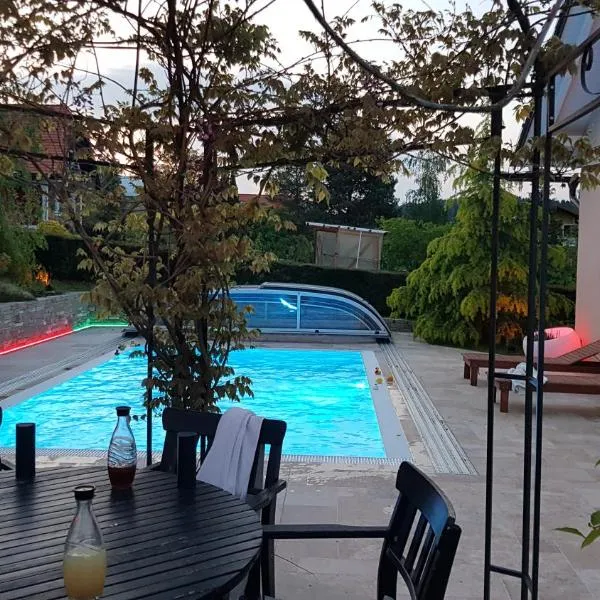 Ferienwohnung mit Pool an der Apfelstraße, hotel en Stubenberg