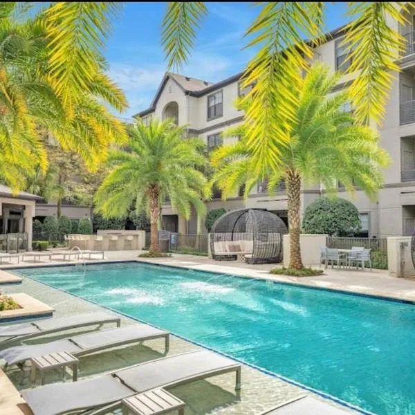 Chic Retreat-WALK to NRG-POOL, hotel en Houston