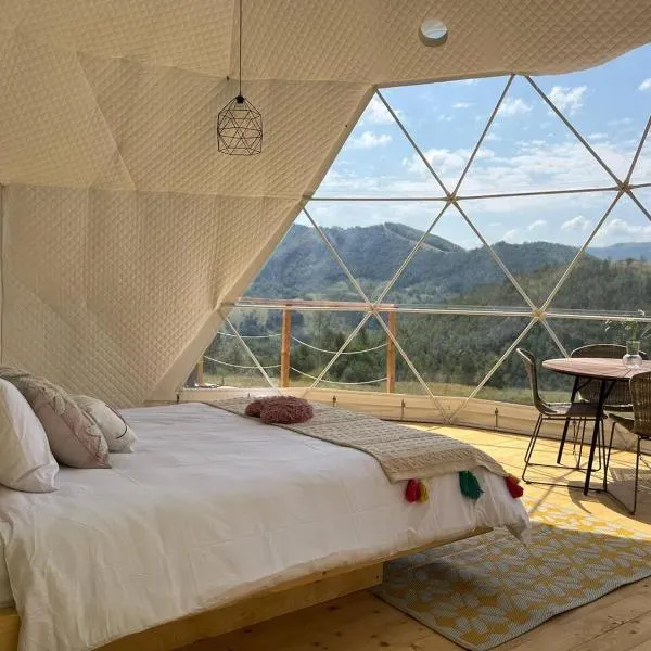 Tranquil Dome - Manta's Retreat Glamping Cornereva, מלון בPlopu