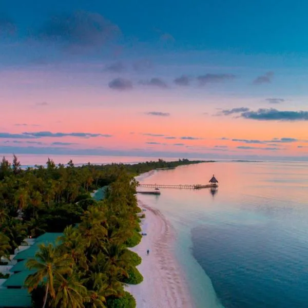 Canareef Resort Maldives: Gan şehrinde bir otel