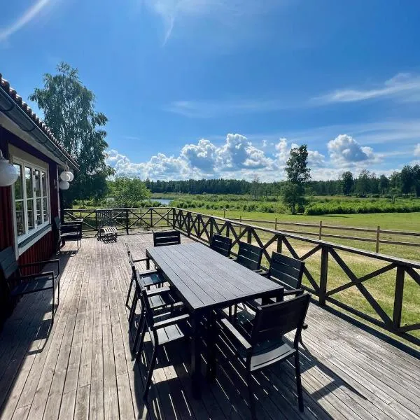 Idylliskt hus med sjöutsikt., hotel en Östhammar