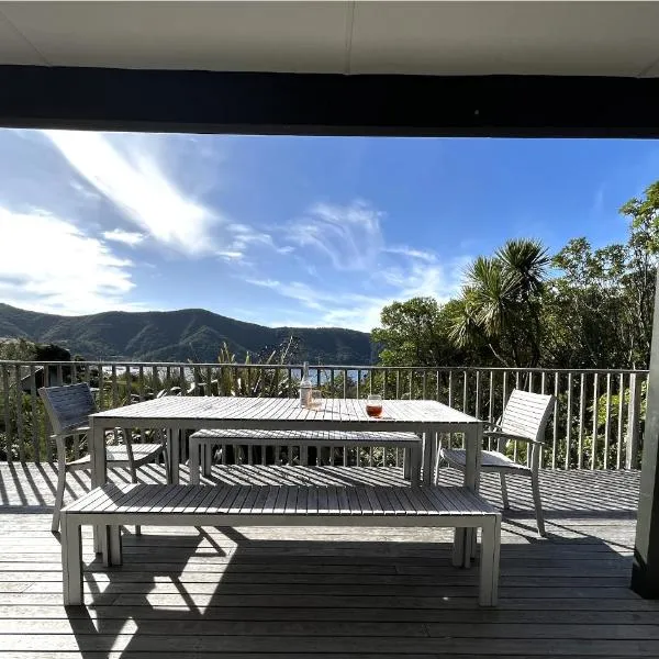 Waikawa Bay bach with spectacular views، فندق في بيكتون