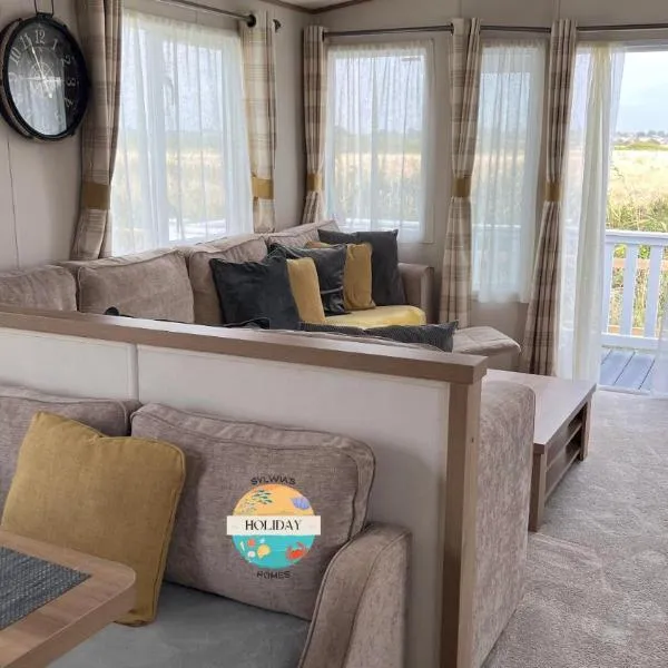 Field View - Martello Beach - Sylwia's Holiday Homes, hotel en Colchester