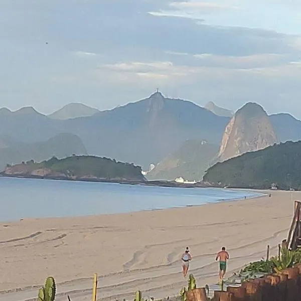 Loft quadra da praia garagem, hotel in Niterói