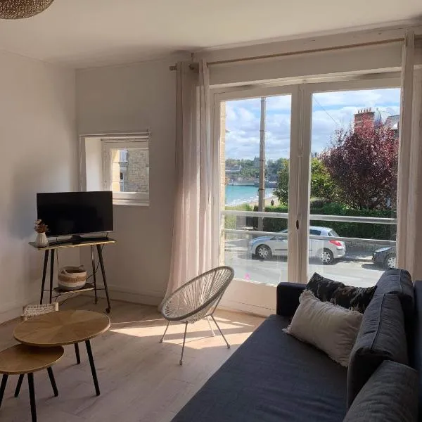 Appartement 40m2 vue sur mer accès direct plage et parking privé, hotelli kohteessa Dinard