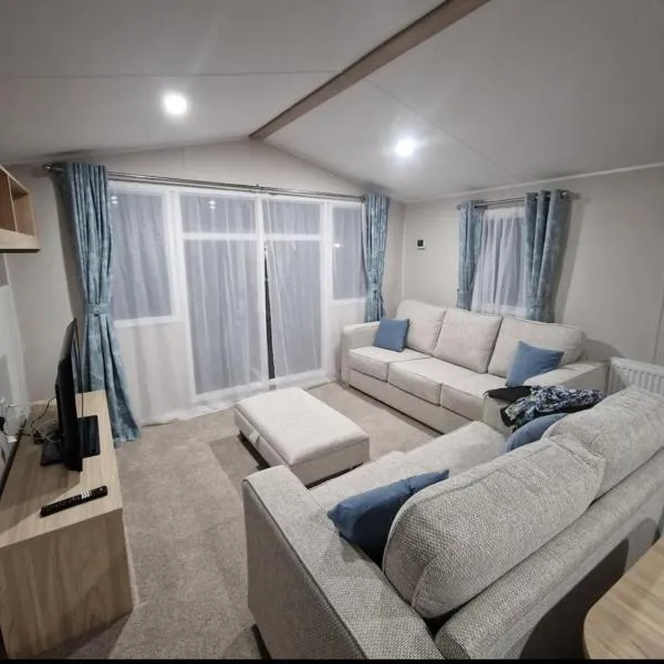 Luxuary Static Caravan Sleeps 6 Coopers Beach - Luxurious Get Away, hotel en Colchester