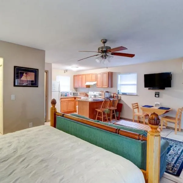 Good Old Days Cottage King Bed Pet Friendly, hotel em Daytona Beach