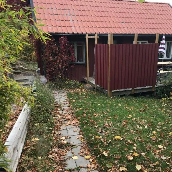 Trevlig stuga på landet, centralt 8km från Centrum, hotel em Vallby